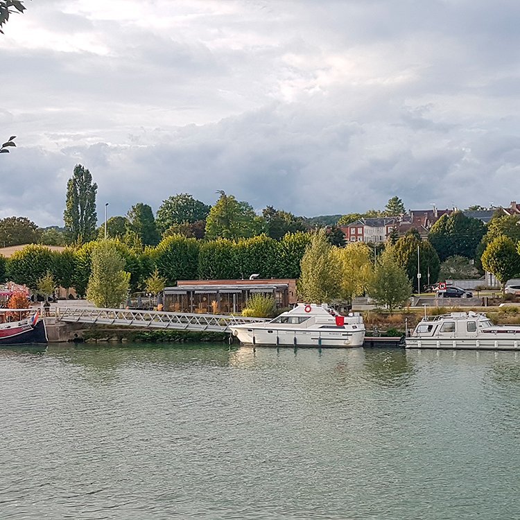 Une activité touristique nautique avec bateaux électriques et point de restauration - porté par l'EURL Castel Plaisance © PETR UCCSA